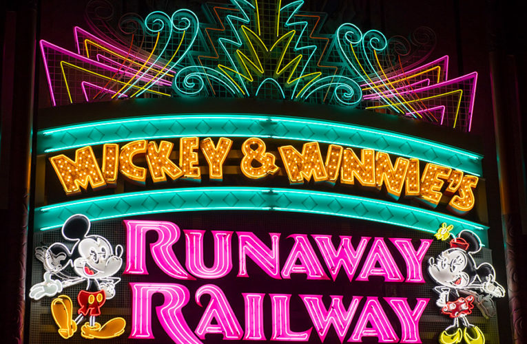Primera Vista de la Marquesina de Mickey & Minnie’s Runaway Railway iluminada
